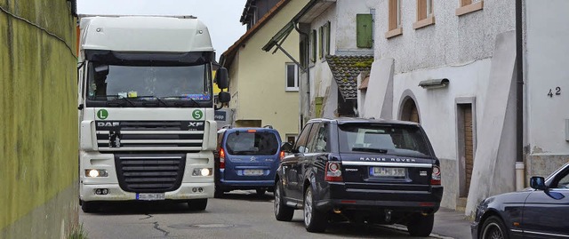 Ganz schn eng: Die Grenzacher Strae ...en Umleitungsverkehr kaum verkraften.   | Foto: Ralf Staub