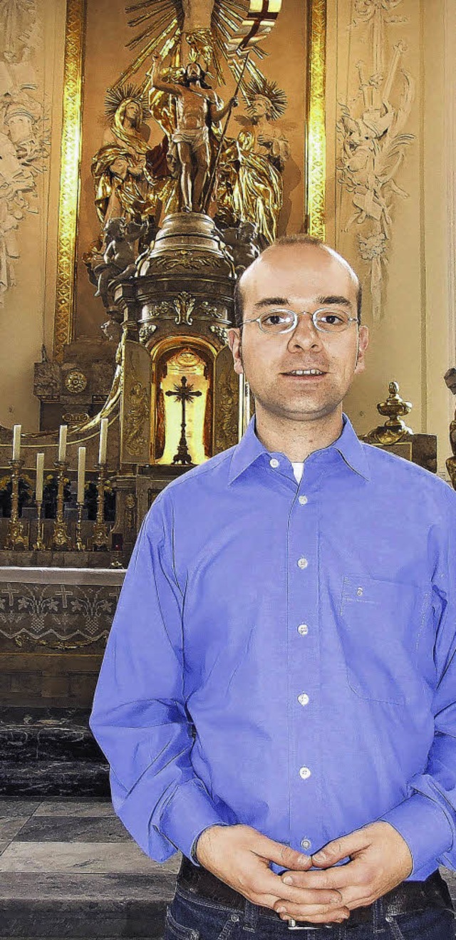 Dominik Rimmele vor dem Altar der Pfarrkirche Liebfrauen in Waldshut.  | Foto: Freudig/Eggstein