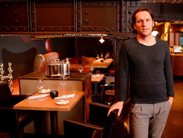 Michael Zeyer in seinem Restaurant.  | Foto: dpa