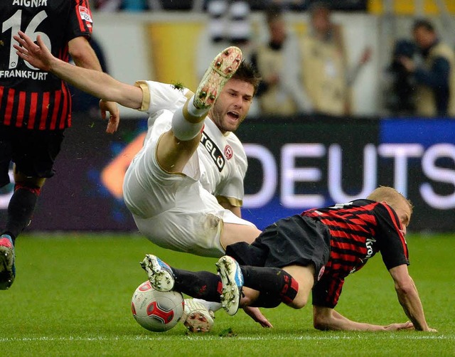 Stelios Malezas und seine Dsseldorfer...auf einen Relegationsplatz abrutschen.  | Foto: dpa