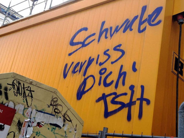&#8222;Schwabe verpiss&#8217; dich&#82... weiter auf eine Hauswand geschrieben.  | Foto: dpa