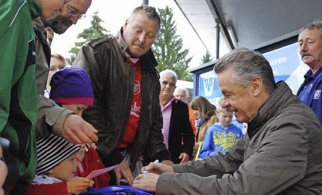 Gro und Klein lieen sich bei Ottmar ...rtikel und Autogrammkarten signieren.   | Foto: Thomas Lois Mink