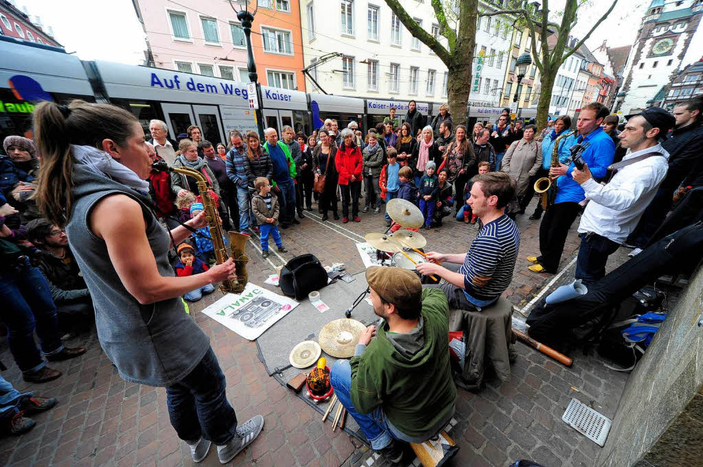 Live-Konzert in der Kaja: Die Balkanmusiker Al Jawwala spielen vor groem Publikum.