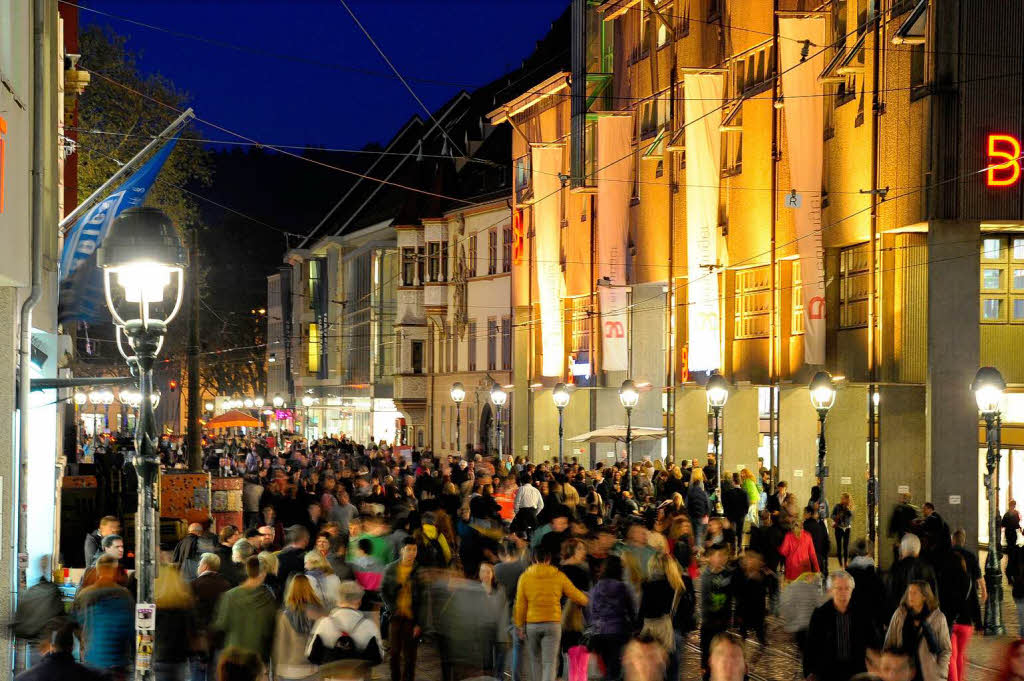 Volle Straen, volle Geschfte, volle Einkaufstten: Der Mega-Samstag in Freiburg lockte viele Menschen in die Innenstadt.