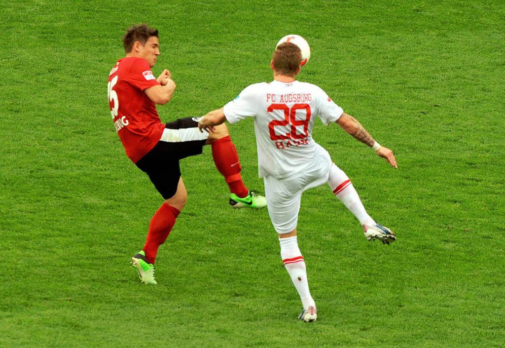 Oliver Sorg und Andre Hahn kmpfen um den Ball