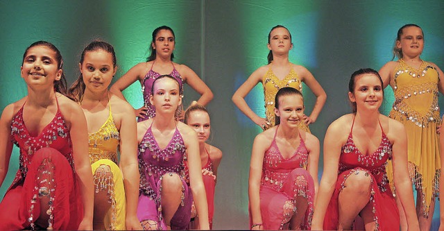 In farbenfrohen  Kostmen traten die Tnzerinnen von Dance Surprise auf.   | Foto: Sandra Decoux-Kone