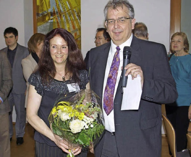 Mit einem Blumenstrau bedankte sich  ...ei Rita Miltz  fr 20 Jahr Mitarbeit.   | Foto: Albert Greiner