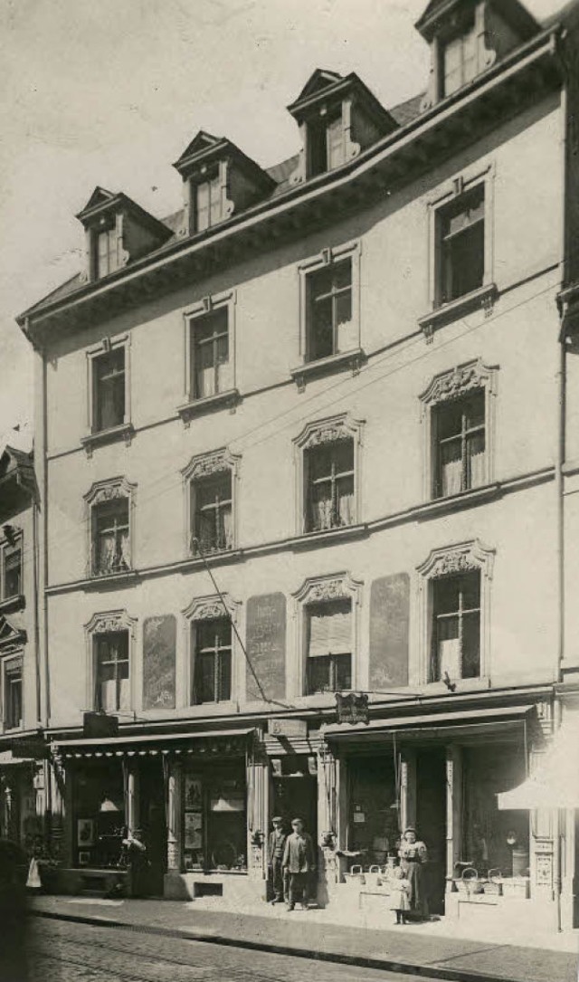 Das historische Foto vom Haus Salzstra...n zwischen den Fenstern Reklametafeln.  | Foto: Archiv Gallo/SCHNEIDER