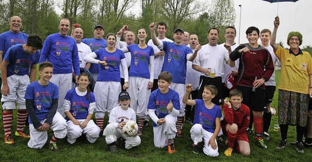 Ein nrrisches Fuball-Derby gab zwisc...htig zum Mannschaftsfoto aufstellten.   | Foto: Sandra Decoux-Kone