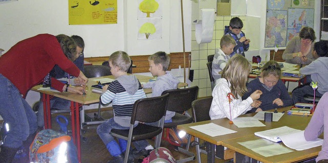 Gemeinsam experimentieren Eltern und S...schule Fahrnau mit elektrischem Strom.  | Foto: zvg