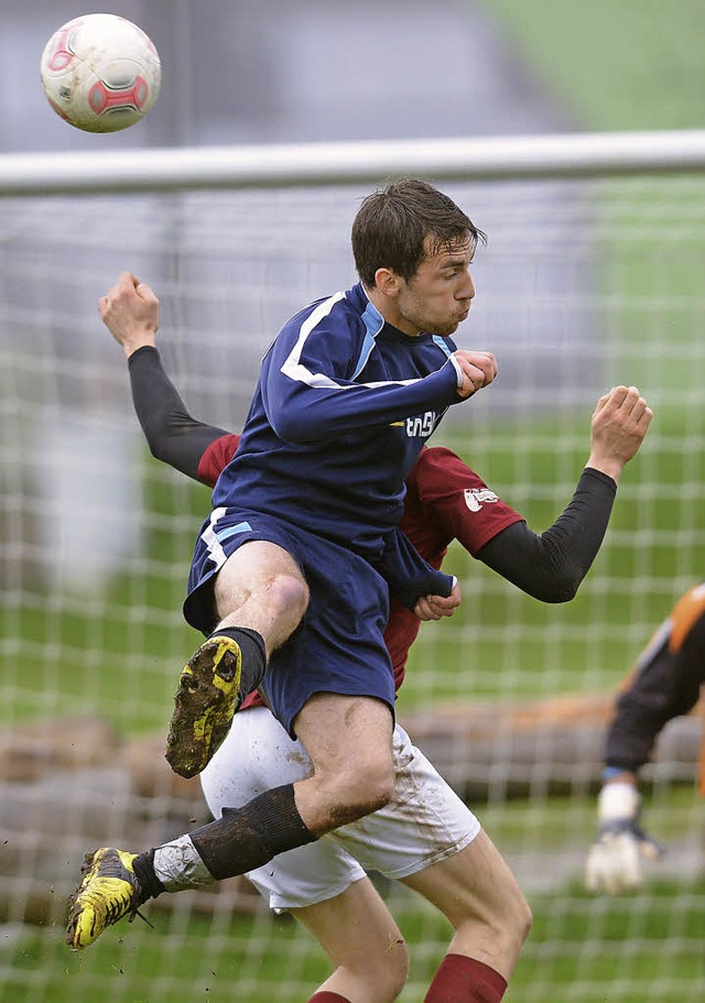 Diesen Zweikampf gewann Max Hog vom SV...och die Partie ging mit 0:5 verloren.   | Foto: seeger