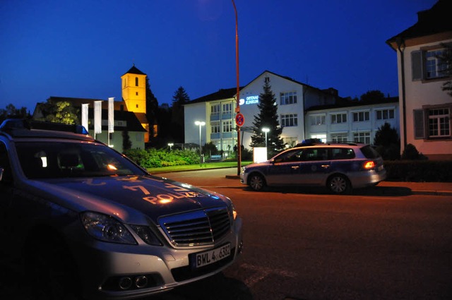 Nach den Schssen vor dem Klinikum in ... die Polizei den Tatort weitrumig ab.  | Foto: Helmut Seller