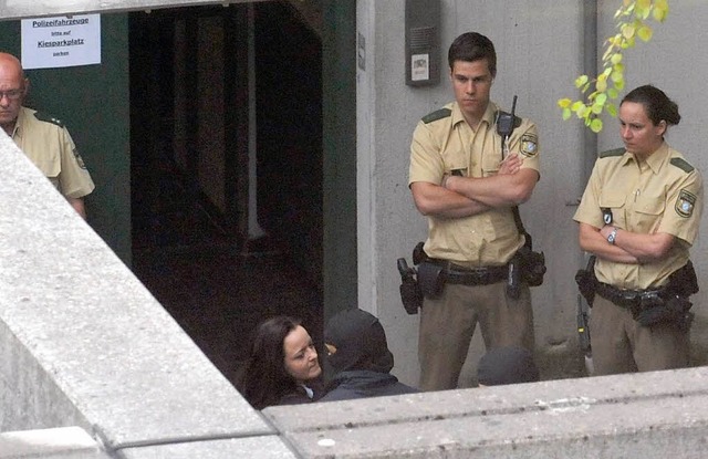 Beate Zschpe trifft am Montagmorgen am Oberlandesgericht Mnchen ein  | Foto: dpa