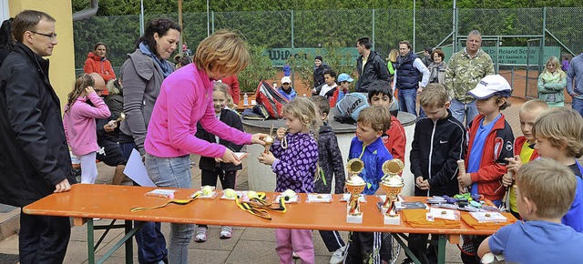 Pokale und kleine Sachpreise gab es be...n des VR-Tags des Talents in Sasbach.   | Foto: Roland Vitt