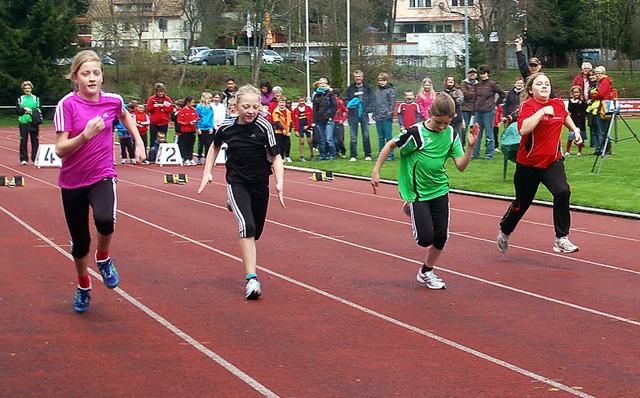 Bahnerffnung in Neustadt, die Mdchen sprinten  50 Meter.   | Foto: Junkel