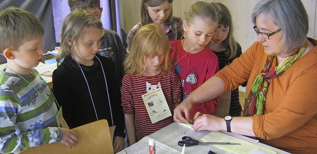 Im Scriptorium mit Kathrin Deusch lern...r alte Schriften lesen und schreiben.   | Foto: Anne Freyer