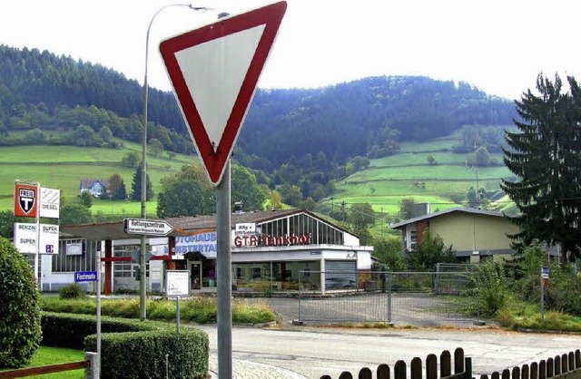 Die Tankstellenbrache  oberhalb des al...zt und fr Wohnzwecke bebaubar werden.  | Foto: Manfred Lange