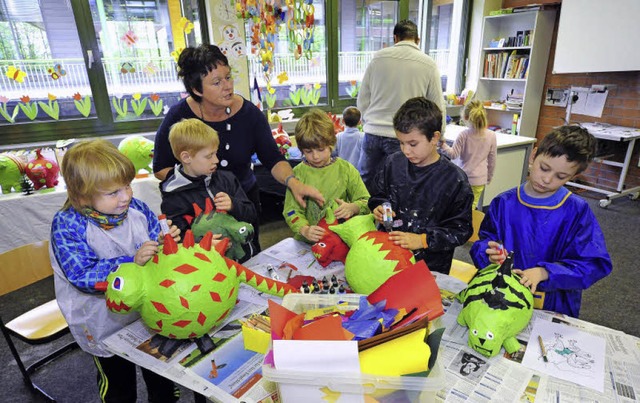 Ihr Dino-Projekt prsentierten beim Sc...Klasse 2b und Lehrerin Henriette Rau.   | Foto: Thomas Kunz