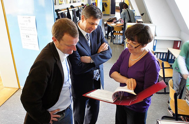 Rektorin Claudia Brenzinger (rechts) e...duelles Lernen in der Klassenstufe 5.   | Foto: Privat