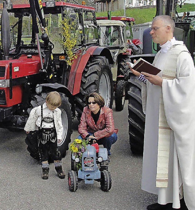 Viele landwirtschaftliche Maschinen  s...rwihler Geistlichkeit in Rotzingen.    | Foto: bader