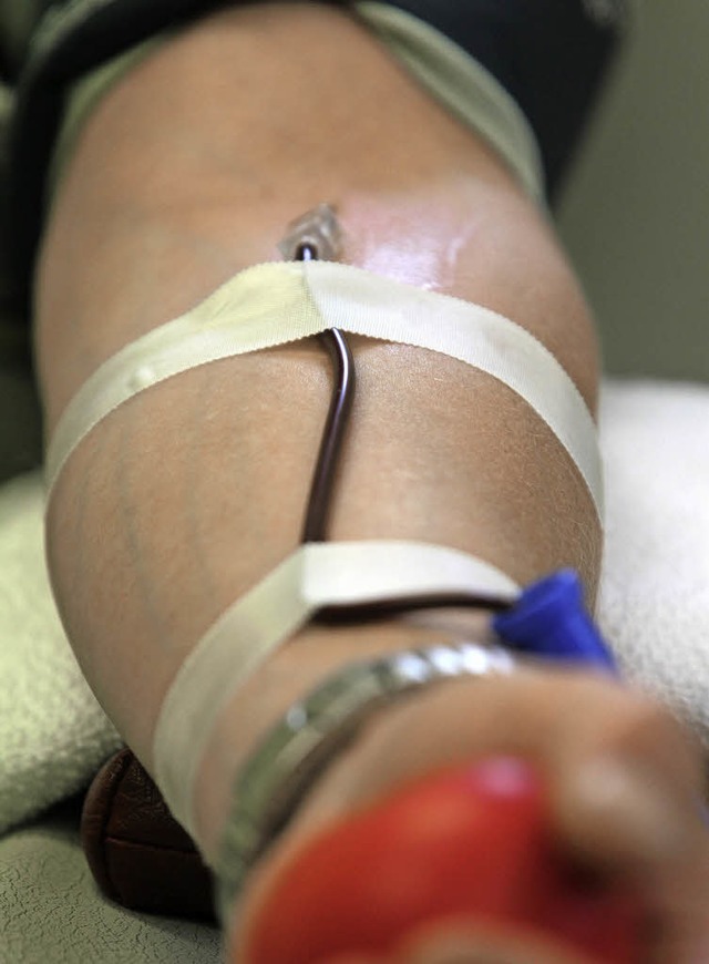 Blut zu spenden ist lebensrettend   | Foto: DPA
