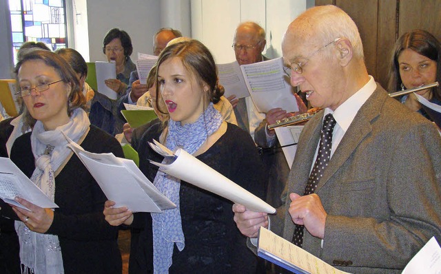 Der Kirchenchor singt bei der Maiandacht.  | Foto: Ingrid Arndt