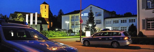 Die Polizei hat den Tatort vor dem Gen...m Sonntagabend weitrumig abgesperrt.   | Foto: Helmut Seller