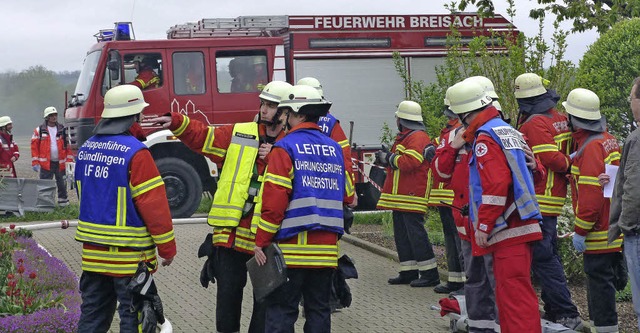 Die Feuerwehr Gndlingen probte bei ih...hnern, was zu tun ist, wenn es brennt.  | Foto: Christine Weirich