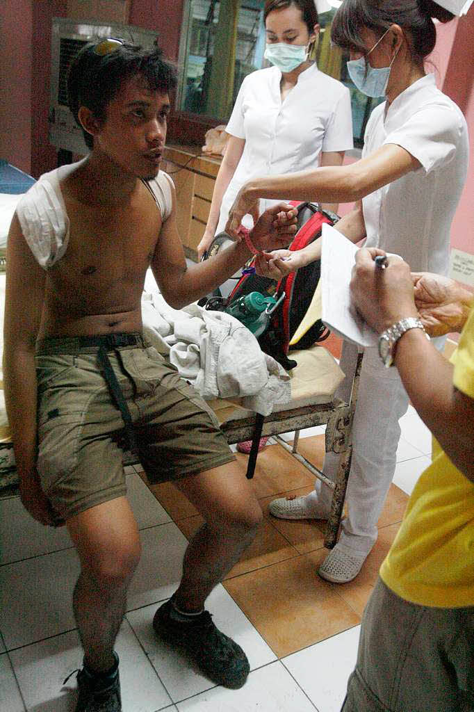 Tourguide Kenneth Jesalva hat berlebt und wird im Krankenhaus von Legaspi versorgt.