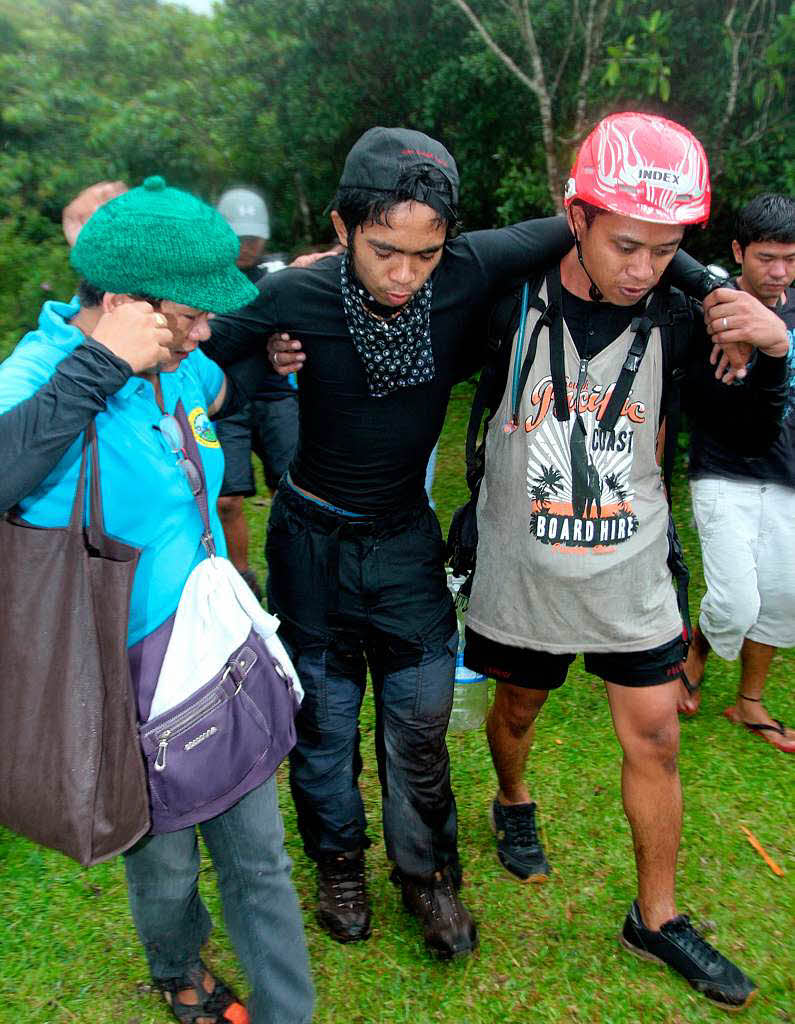 Erste Hilfe am Vulkan Mayon – Wanderer und Bergfhrer wurden vom Ausbruch berrascht