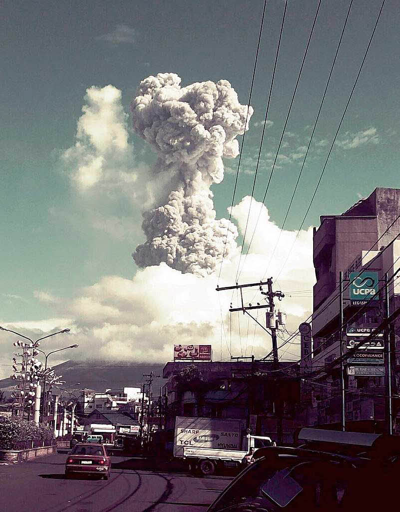 Der Mayon beim Ausbruch, aufgenommen von einer Stadt in der Provinz Albay