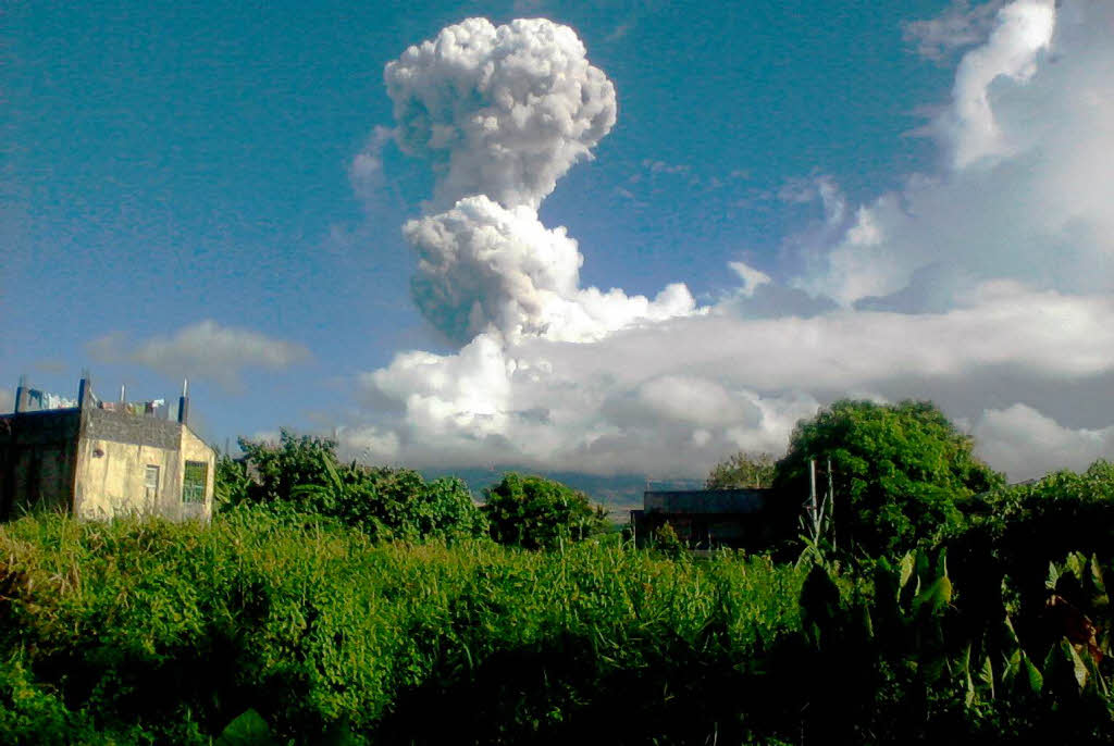 Die Aschesule aus der Ferne. Der Vulkan liegt rund 350 Kilometer sdstlich von der Hauptstadt Manila