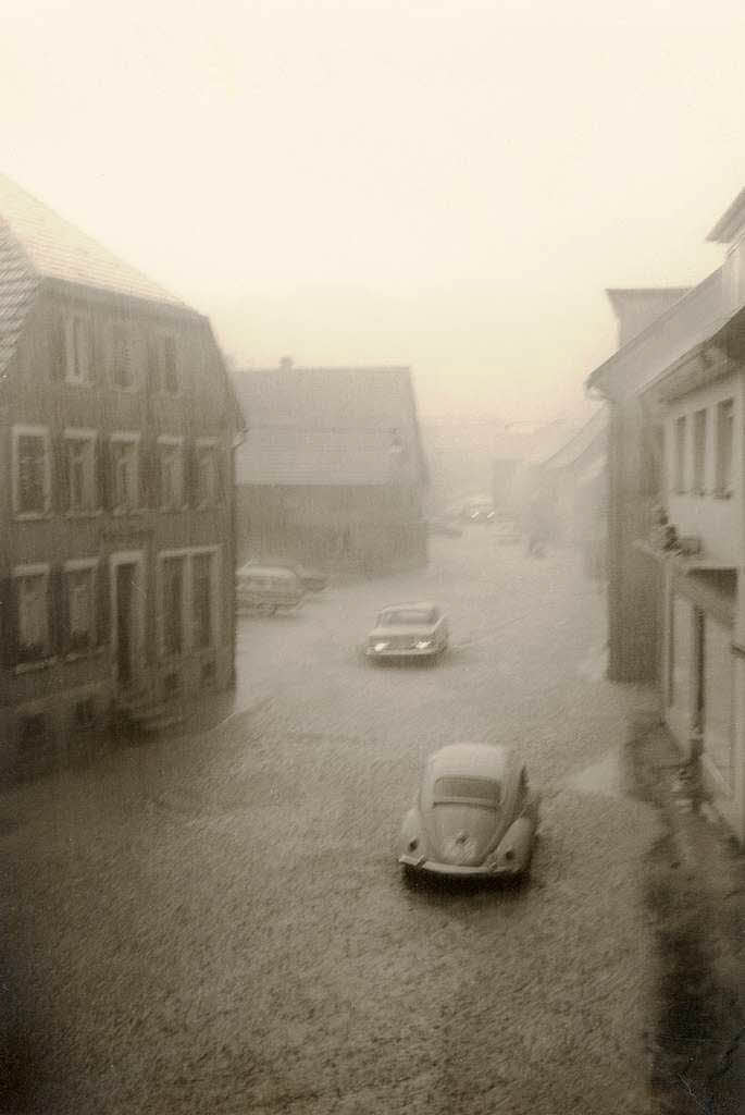 Hochwasser in Elzach am 22. Juni 1963, fotografiert von Familie Strobel, deren Familienvater damals als Feuerwehrmann dabei war.