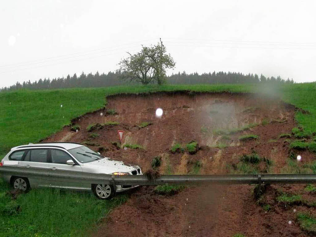 Auf der B 294, im Bereich Frischnau, rutschte ein Hang ab und beschdigte einen Pkw, der zum Glck an den Leitplanken hngen blieb.