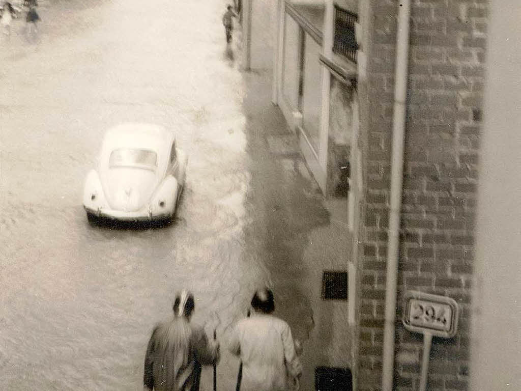 Hochwasser in Elzach am 22. Juni 1963, fotografiert von Familie Strobel, deren Familienvater damals als Feuerwehrmann dabei war.