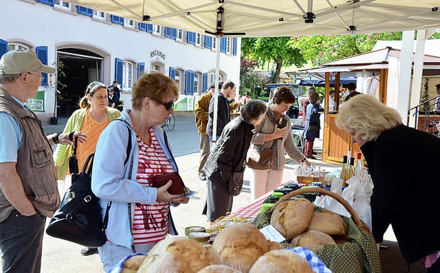 Frisches Brot, Spargel und Gemse der ...ren beim Markt in Leiselheim geboten.   | Foto: Roland Vitt