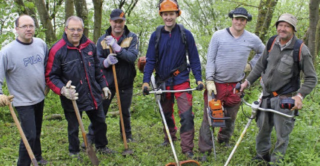 Mitglieder der Fischerzunft bei der Ar...am Rheinufer wieder frei zu bekommen.   | Foto: Otmar Faller