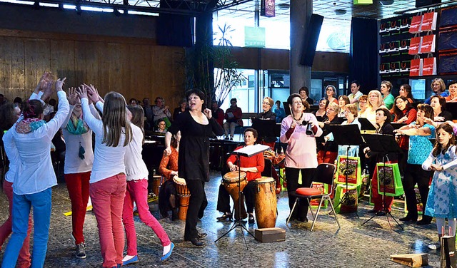 Die  musikalische Shoppingtour von  Vo...n Staufen wird von Kindern begleitet.   | Foto: Gabriele Hennicke