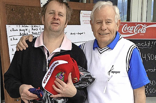 Turniersieger Christian Kromer (links) mit Vorsitzendem Rudolf Mder.   | Foto: TCB