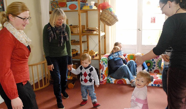 In den Spielgruppen, die Erzieherin Li...ks) leitet, lernen Eltern wie Kinder.   | Foto: Ehrlich