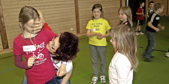 Carmen Schmidle zeigt einem Mdchen wi...tzkasten&#8220; selbst befreien kann.   | Foto: Marion Pfordt