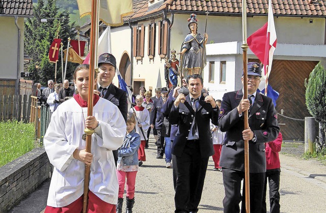 Zahlreiche Glubige auch aus den Nachb...ession zu Ehren von St. Gangolf teil.   | Foto: herbert trogus