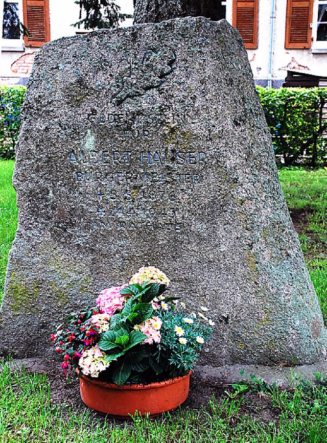 Gedenkstein fr Brgermeister Albert H...rt am 24. Mai 1945  erschossen wurde.   | Foto: edgar steinfelder