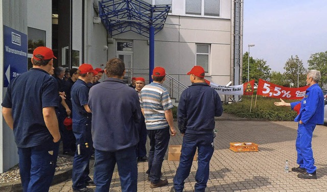 Mitarbeiter der Firma Drr streikten am Montag fr eine Stunde.   | Foto: Priv