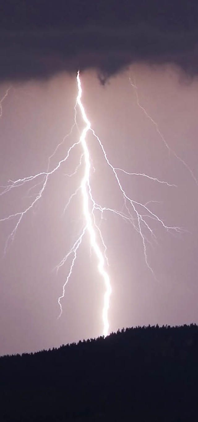 Ein Blitz hat am Montag einen Mann in Strohbach verletzt.   | Foto: dapd