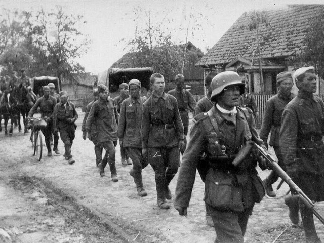 Paul Kirschmanns Truppe 1941 mit Gefangenen  | Foto: Privat