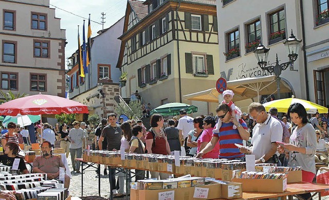 Vor historischer Kulisse: der Endinger Bchermarkt   | Foto: Melanie Brandt, Ilona Hge (kleines Bild)