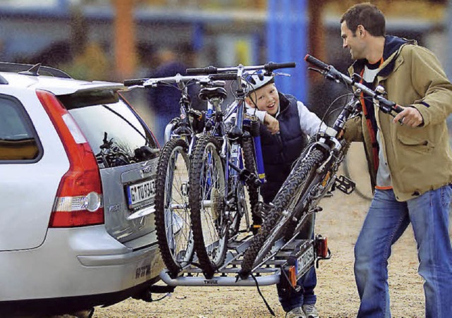 Praktisch und sauber: Wer Velos huckep...Licht, Blinker und ein Nummernschild.   | Foto: GT/dpa