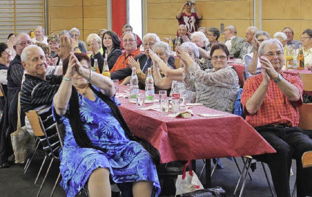 Viel Spa hatten die Seniorinnen und Senioren beim Sitztanz.   | Foto: Otmar Faller