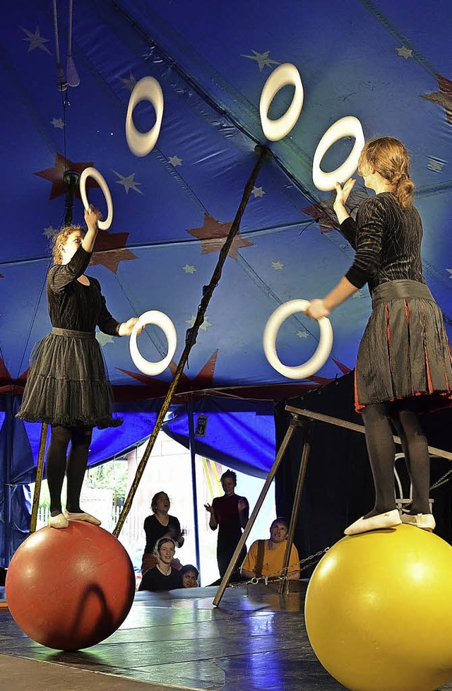 Auf den Bllen jonglieren und auch noc...&#8211; das ist schon ein Kunststck.   | Foto: Zirkus Ragazzi
